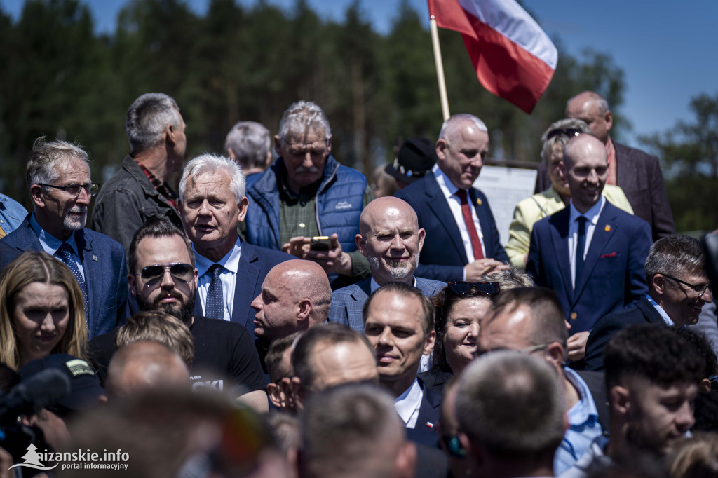 Karol Nawrocki pod pomnikiem Rzezi Wołyńskiej w Domostawie
