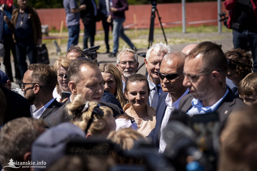 Karol Nawrocki pod pomnikiem Rzezi Wołyńskiej w Domostawie