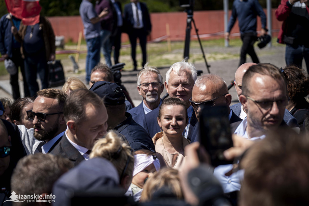Karol Nawrocki pod pomnikiem Rzezi Wołyńskiej w Domostawie
