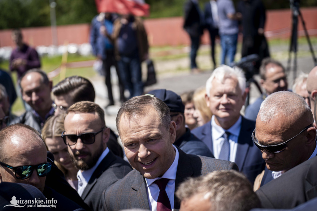 Karol Nawrocki pod pomnikiem Rzezi Wołyńskiej w Domostawie