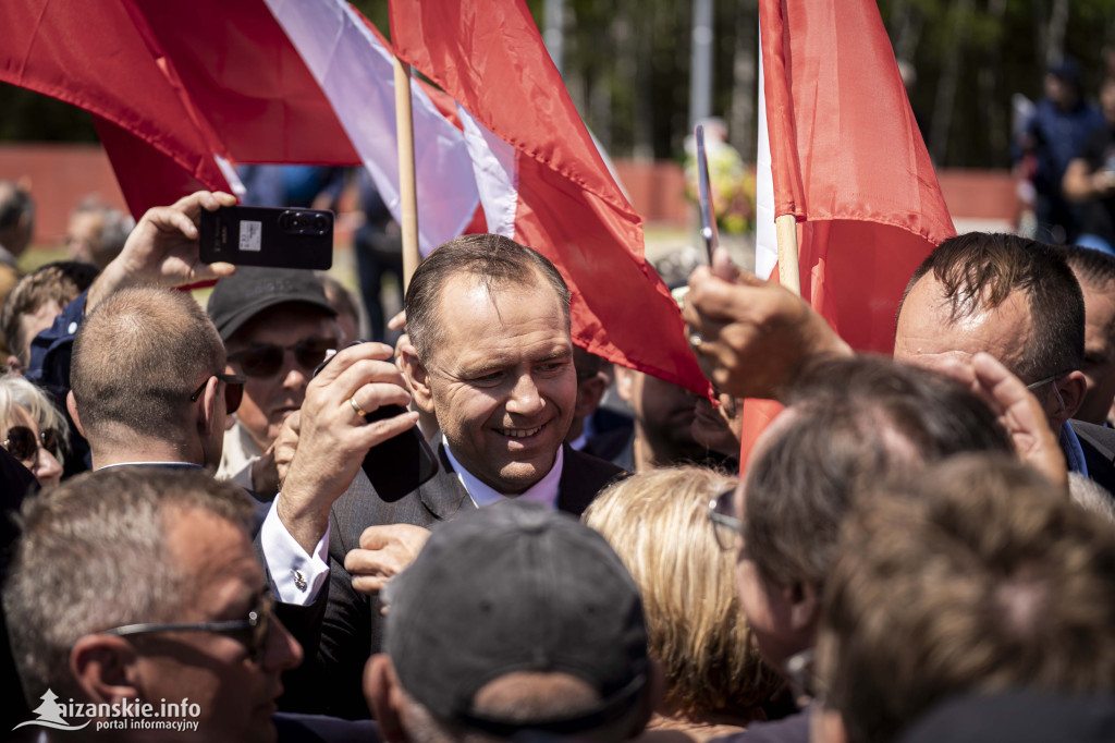 Karol Nawrocki pod pomnikiem Rzezi Wołyńskiej w Domostawie