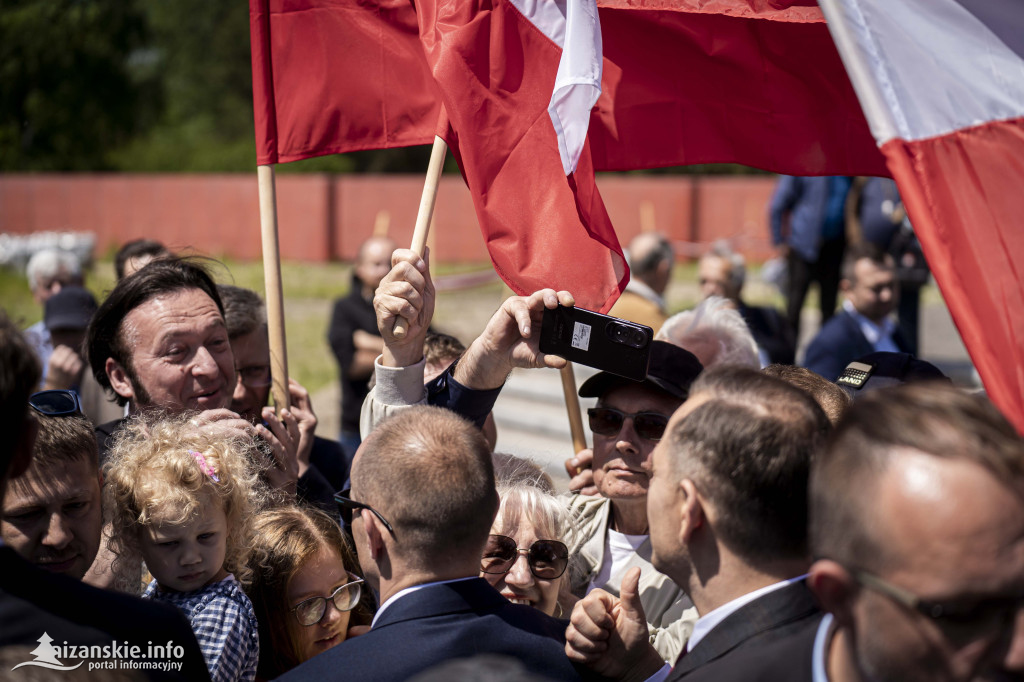 Karol Nawrocki pod pomnikiem Rzezi Wołyńskiej w Domostawie