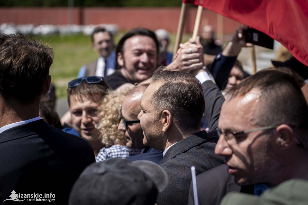 Karol Nawrocki pod pomnikiem Rzezi Wołyńskiej w Domostawie