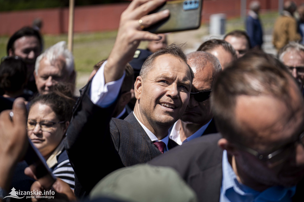 Karol Nawrocki pod pomnikiem Rzezi Wołyńskiej w Domostawie