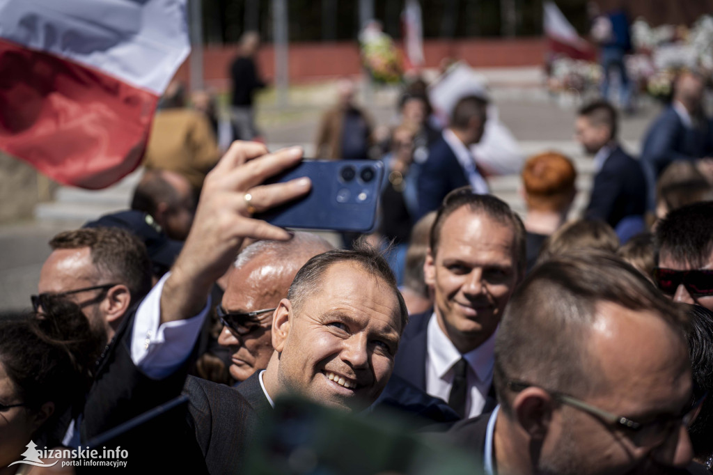 Karol Nawrocki pod pomnikiem Rzezi Wołyńskiej w Domostawie