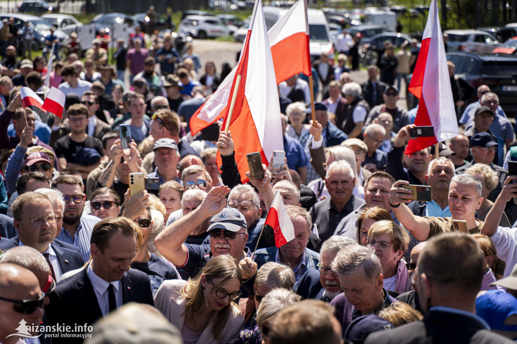 Karol Nawrocki pod pomnikiem Rzezi Wołyńskiej w Domostawie