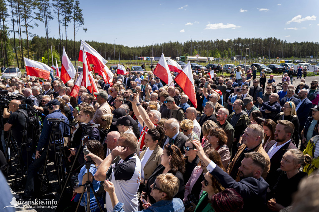 Karol Nawrocki pod pomnikiem Rzezi Wołyńskiej w Domostawie