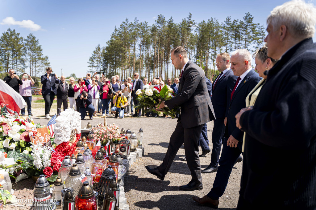 Karol Nawrocki pod pomnikiem Rzezi Wołyńskiej w Domostawie