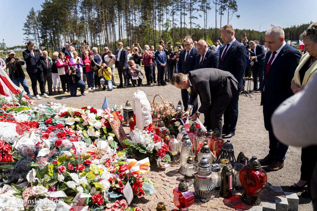 Karol Nawrocki pod pomnikiem Rzezi Wołyńskiej w Domostawie