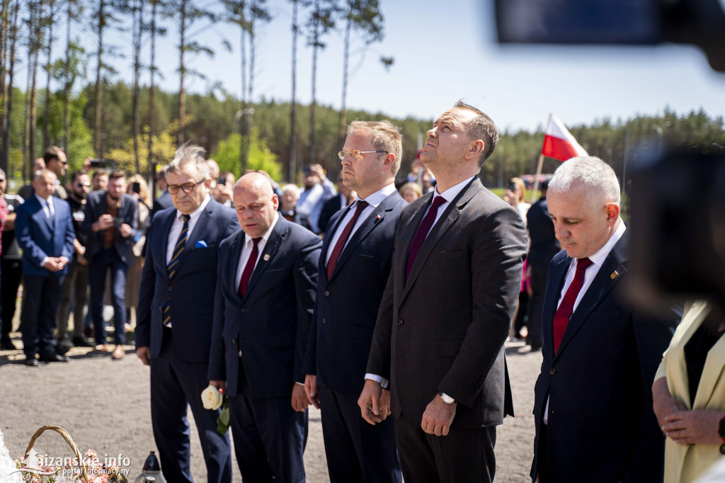 Karol Nawrocki pod pomnikiem Rzezi Wołyńskiej w Domostawie
