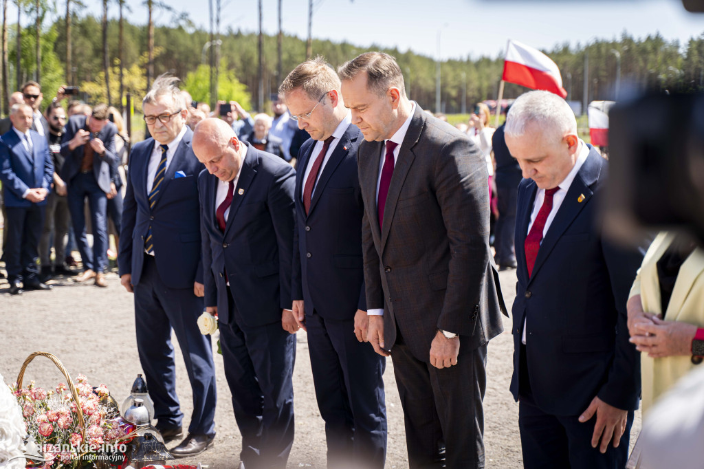 Karol Nawrocki pod pomnikiem Rzezi Wołyńskiej w Domostawie