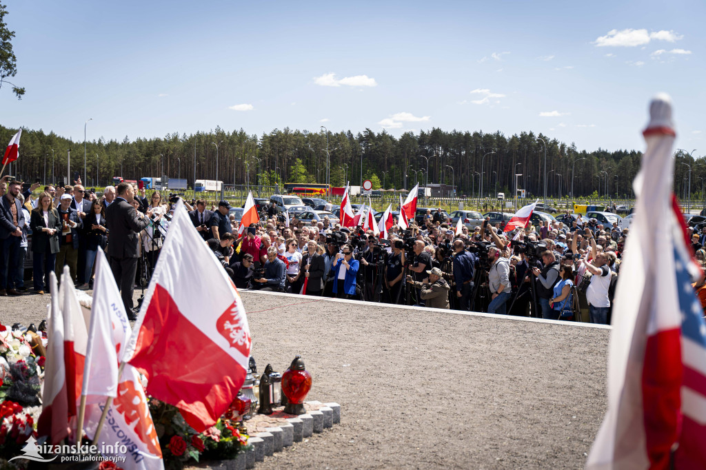 Karol Nawrocki pod pomnikiem Rzezi Wołyńskiej w Domostawie