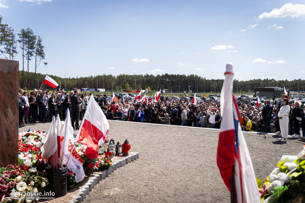 Karol Nawrocki pod pomnikiem Rzezi Wołyńskiej w Domostawie
