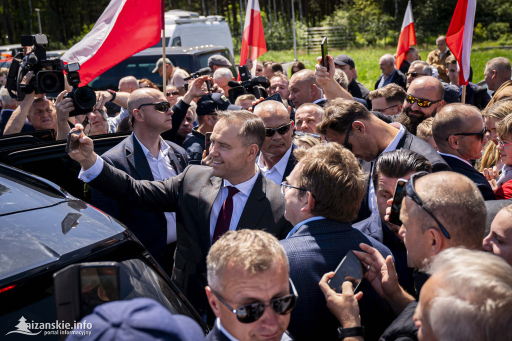 Karol Nawrocki pod pomnikiem Rzezi Wołyńskiej w Domostawie