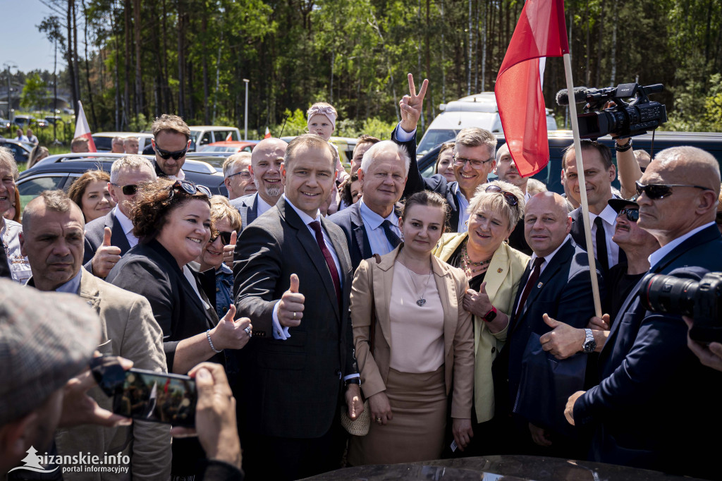 Karol Nawrocki pod pomnikiem Rzezi Wołyńskiej w Domostawie