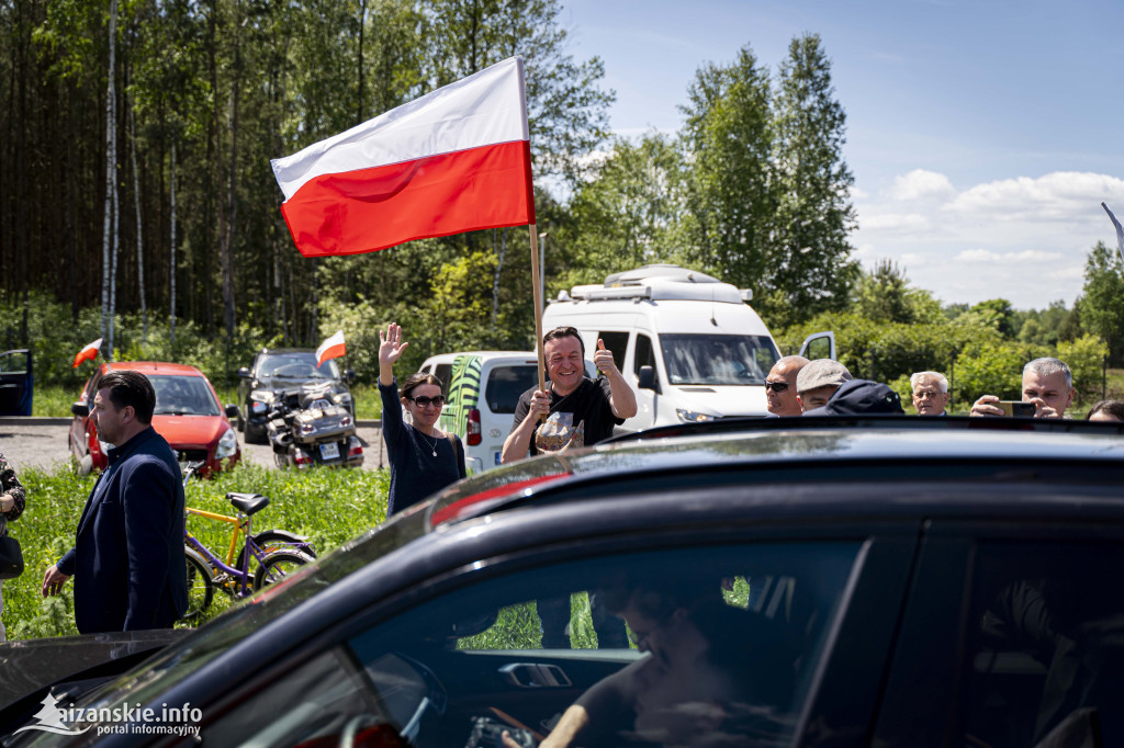 Karol Nawrocki pod pomnikiem Rzezi Wołyńskiej w Domostawie