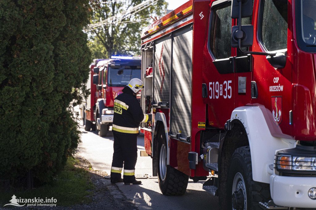 Ćwiczenia alarmowe w Krzeszowie – syreny, zadymienie i nauka przez zabawę