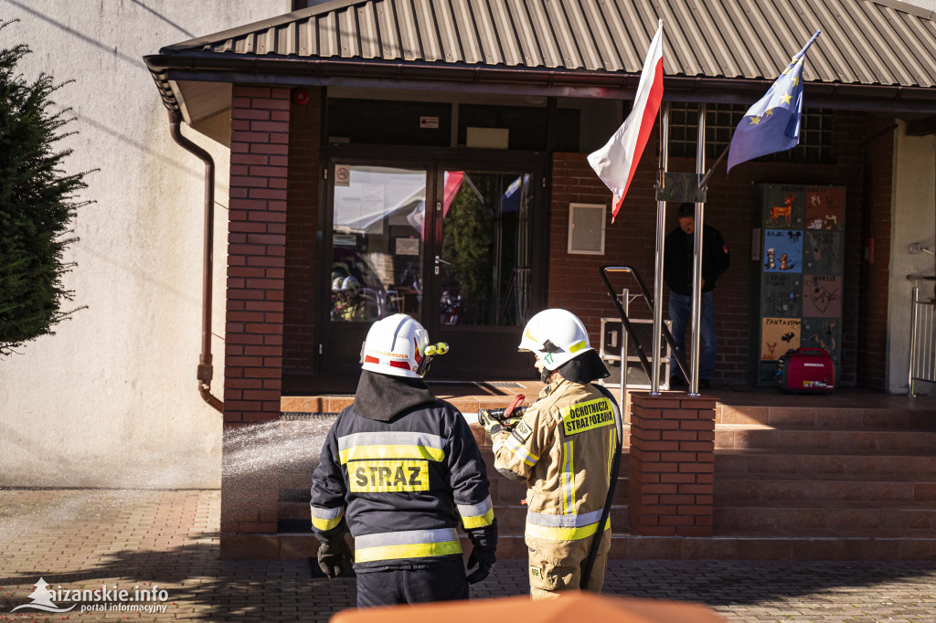 Ćwiczenia alarmowe w Krzeszowie – syreny, zadymienie i nauka przez zabawę