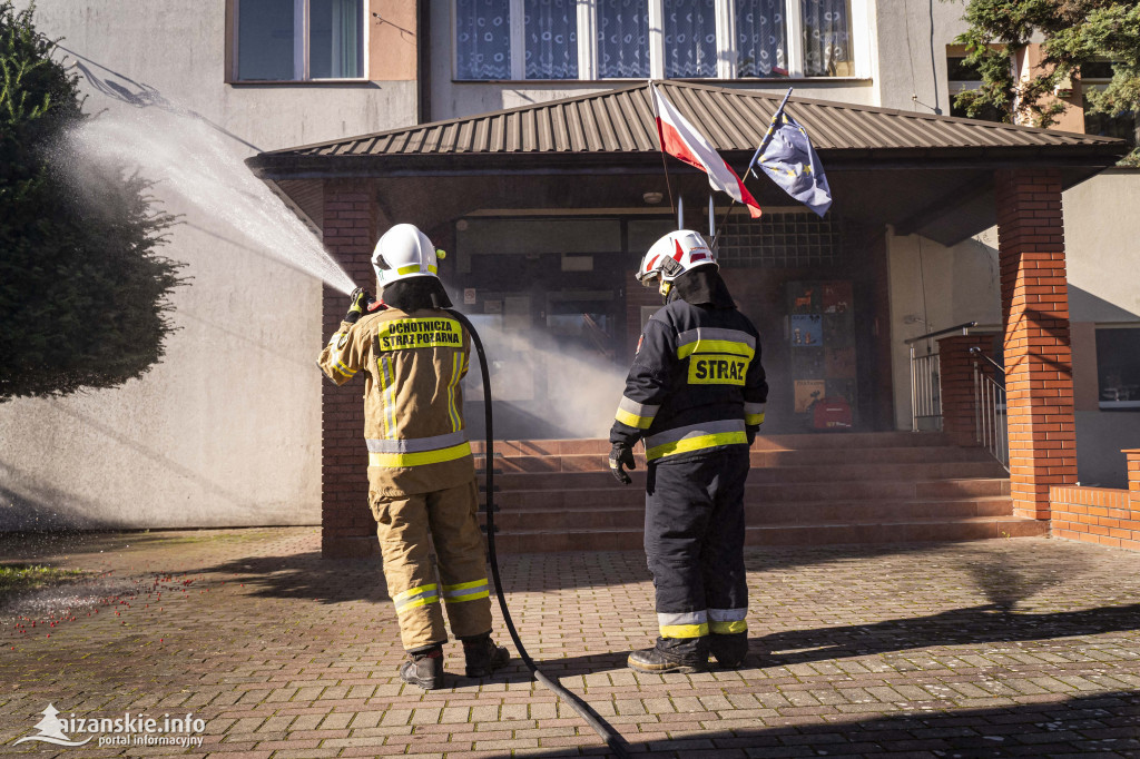 Ćwiczenia alarmowe w Krzeszowie – syreny, zadymienie i nauka przez zabawę