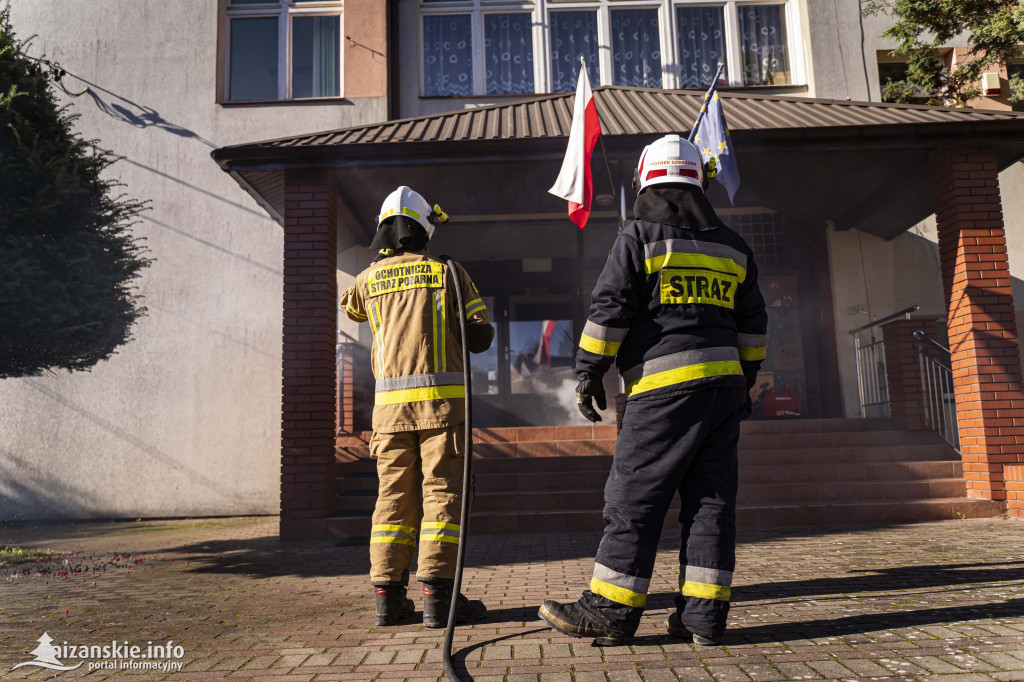 Ćwiczenia alarmowe w Krzeszowie – syreny, zadymienie i nauka przez zabawę