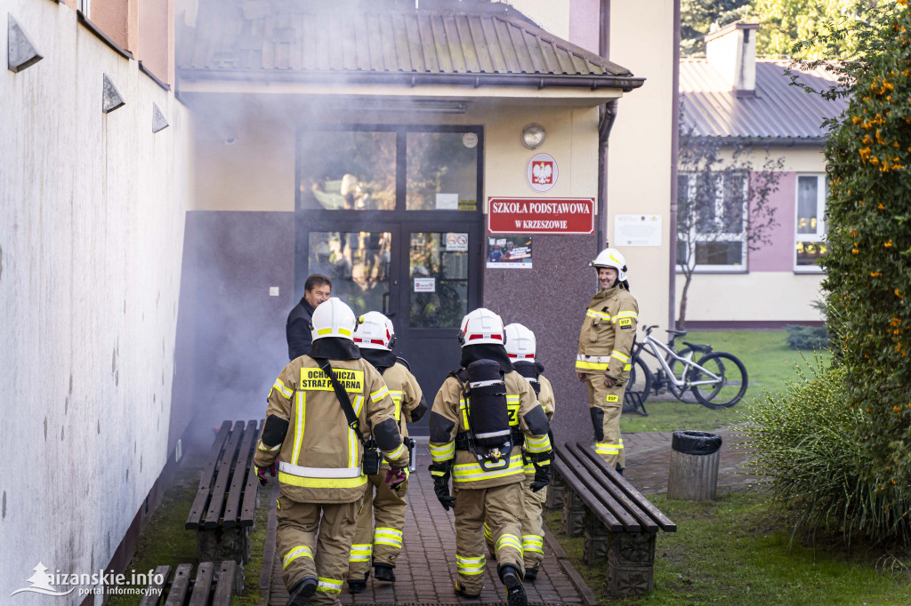 Ćwiczenia alarmowe w Krzeszowie – syreny, zadymienie i nauka przez zabawę