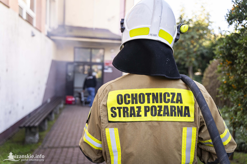 Ćwiczenia alarmowe w Krzeszowie – syreny, zadymienie i nauka przez zabawę