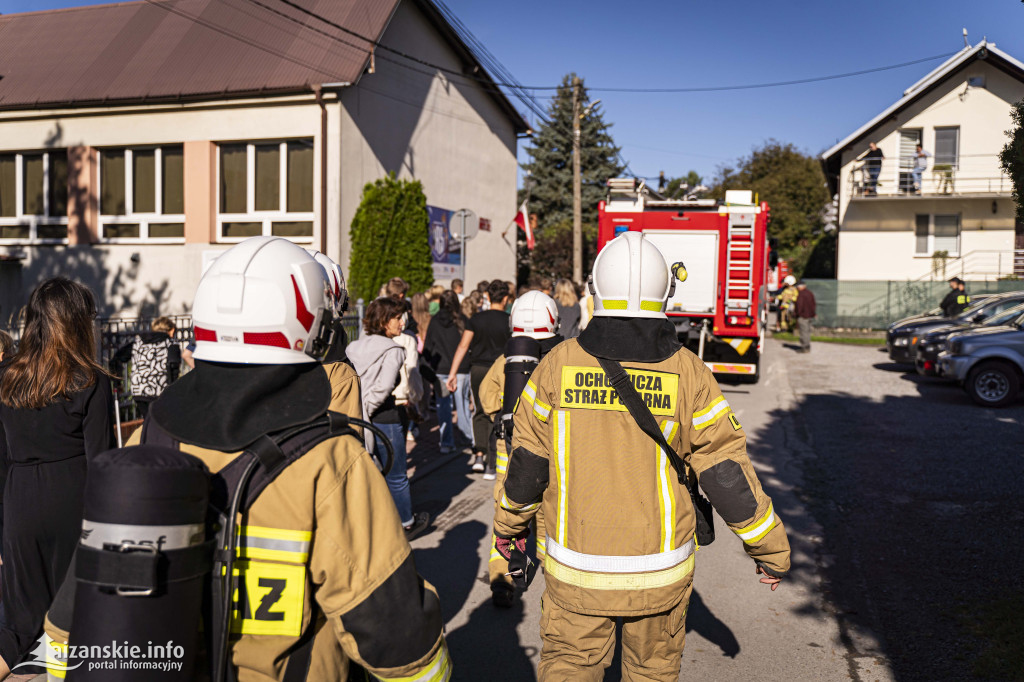 Ćwiczenia alarmowe w Krzeszowie – syreny, zadymienie i nauka przez zabawę