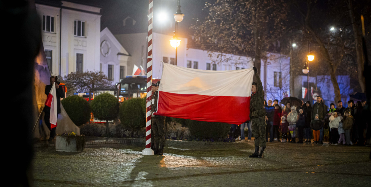 Deszcz nie przeszkodził w patriotycznym capstrzyku w Nisku