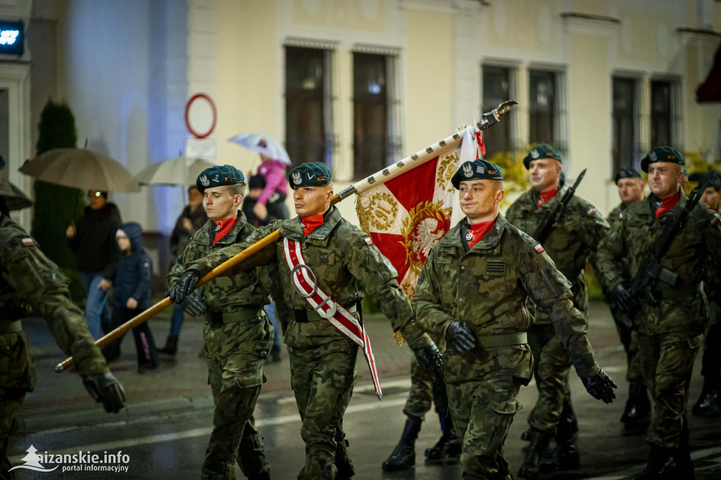 Deszcz nie przeszkodził w patriotycznym capstrzyku w Nisku