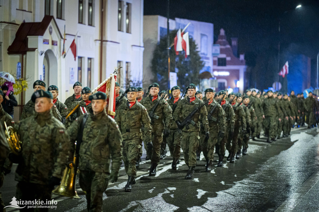 Deszcz nie przeszkodził w patriotycznym capstrzyku w Nisku