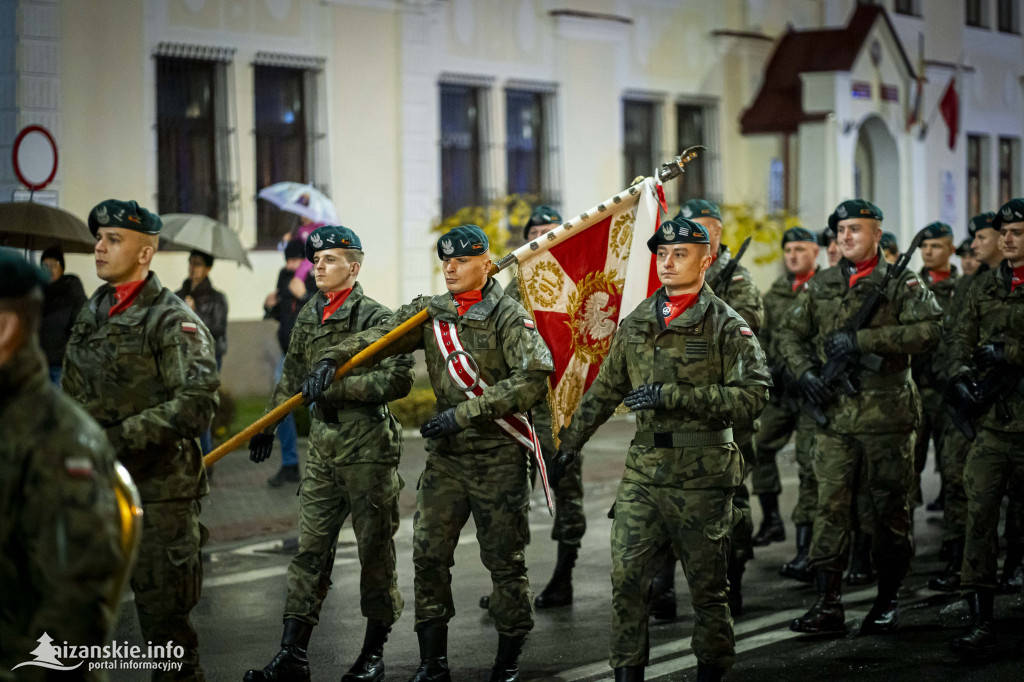 Deszcz nie przeszkodził w patriotycznym capstrzyku w Nisku