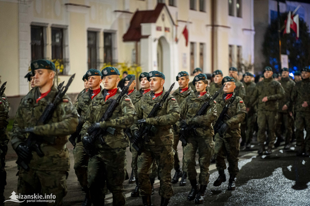 Deszcz nie przeszkodził w patriotycznym capstrzyku w Nisku