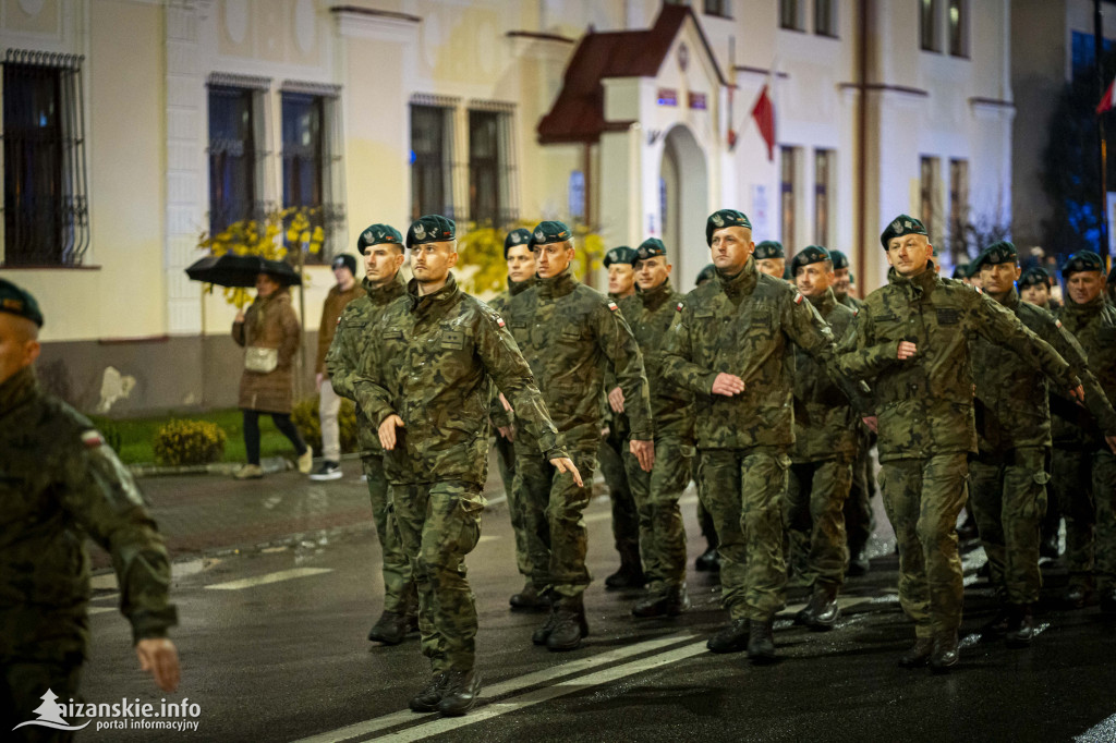 Deszcz nie przeszkodził w patriotycznym capstrzyku w Nisku