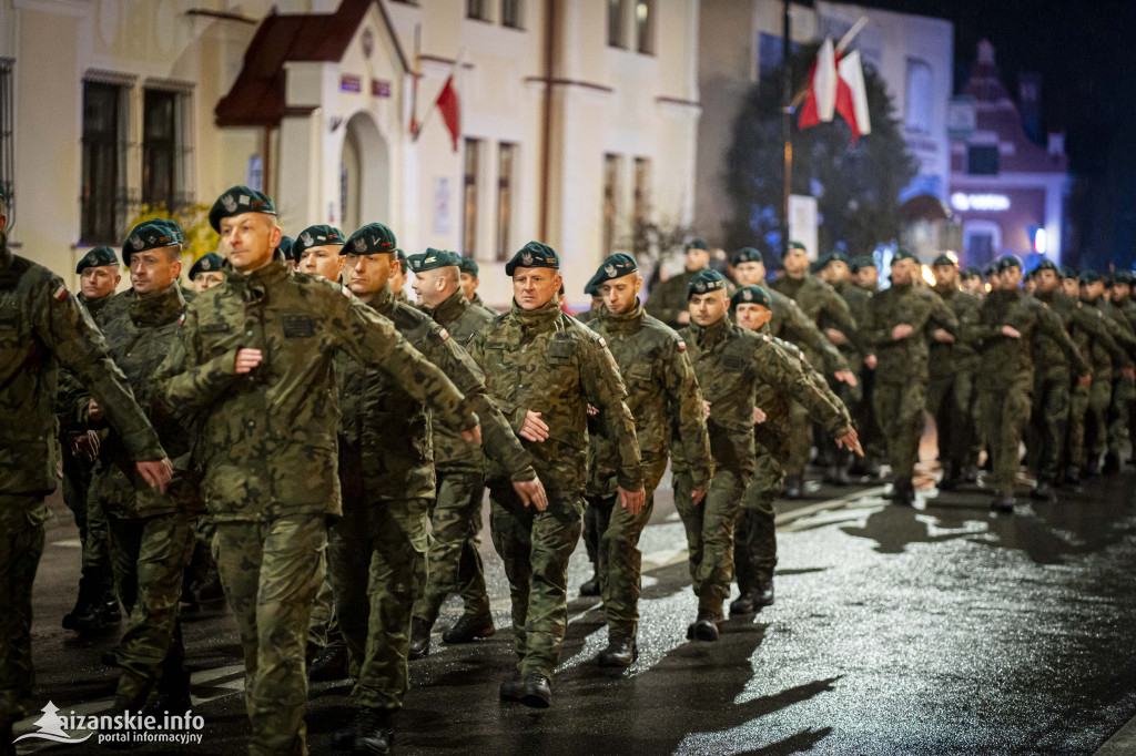 Deszcz nie przeszkodził w patriotycznym capstrzyku w Nisku