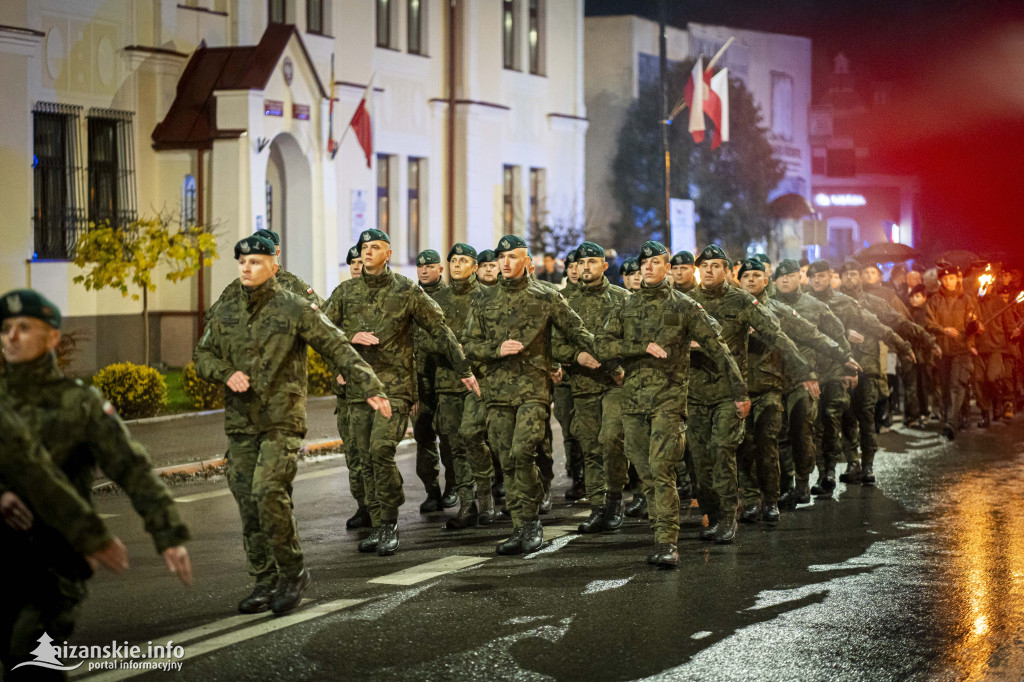 Deszcz nie przeszkodził w patriotycznym capstrzyku w Nisku