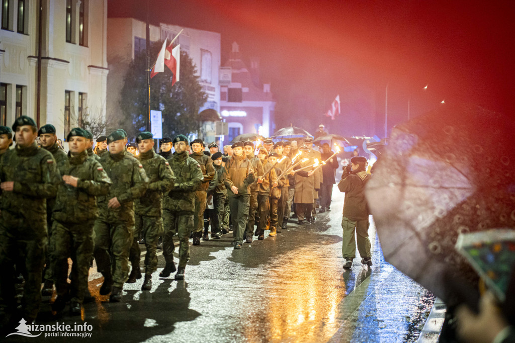 Deszcz nie przeszkodził w patriotycznym capstrzyku w Nisku