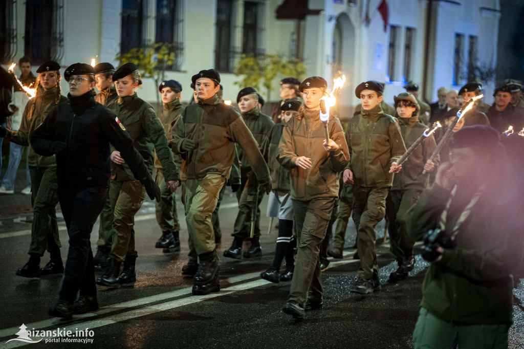 Deszcz nie przeszkodził w patriotycznym capstrzyku w Nisku