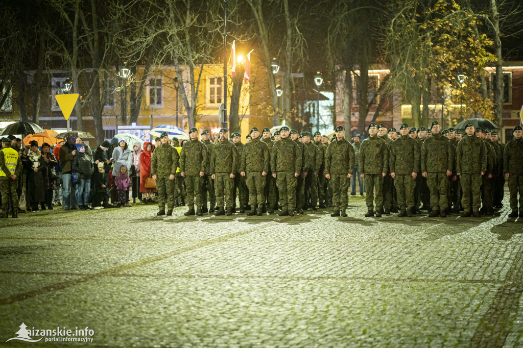 Deszcz nie przeszkodził w patriotycznym capstrzyku w Nisku