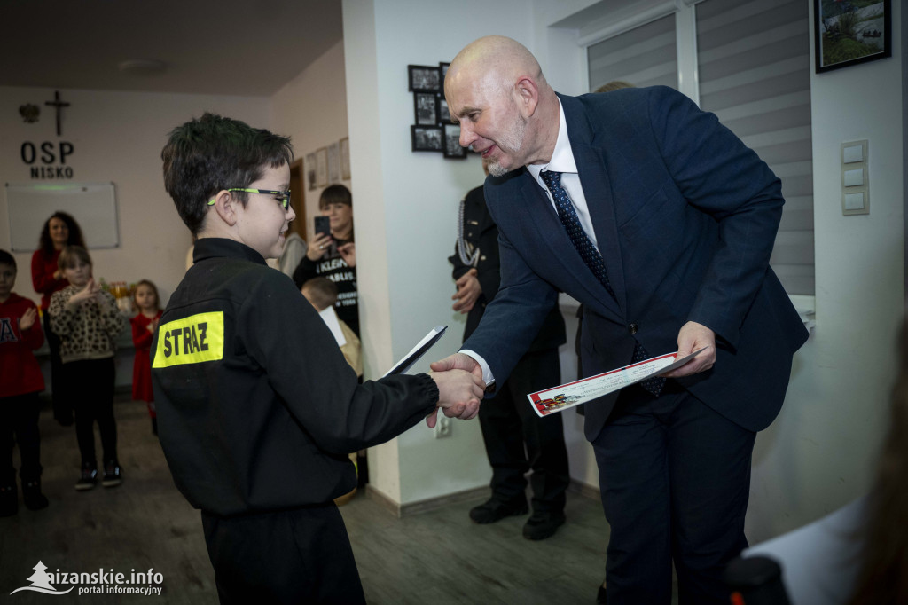 Mikołajkowy bal MDP w Nisku – święto młodych strażaków pełne nagród