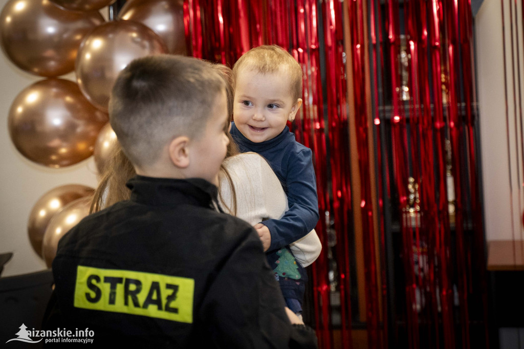 Mikołajkowy bal MDP w Nisku – święto młodych strażaków pełne nagród