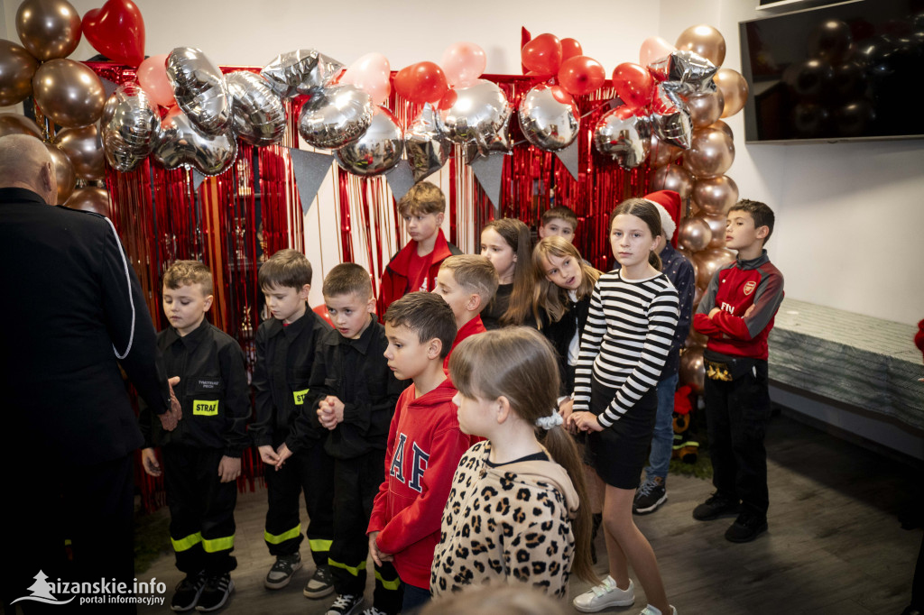 Mikołajkowy bal MDP w Nisku – święto młodych strażaków pełne nagród