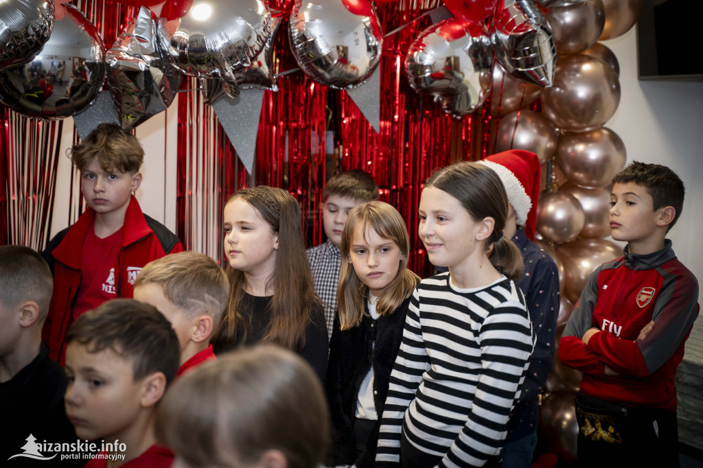 Mikołajkowy bal MDP w Nisku – święto młodych strażaków pełne nagród