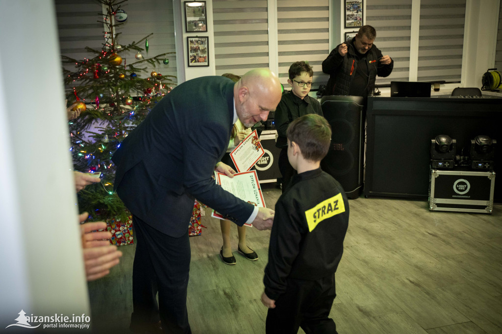 Mikołajkowy bal MDP w Nisku – święto młodych strażaków pełne nagród