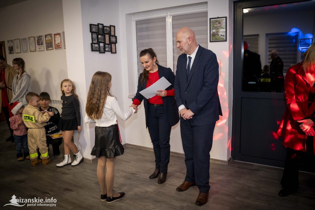 Mikołajkowy bal MDP w Nisku – święto młodych strażaków pełne nagród