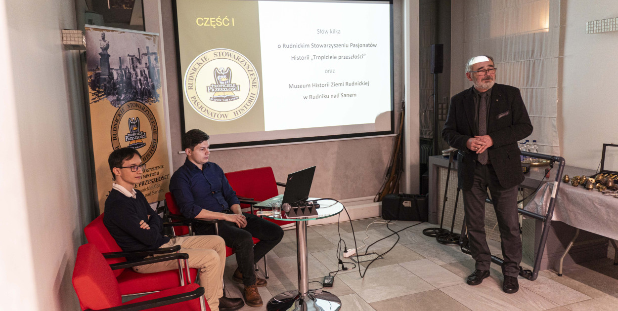 spotkanie z członkami Rudnickiego Stowarzyszenia Pasjonatów Historii „Tropiciele przeszłości”,