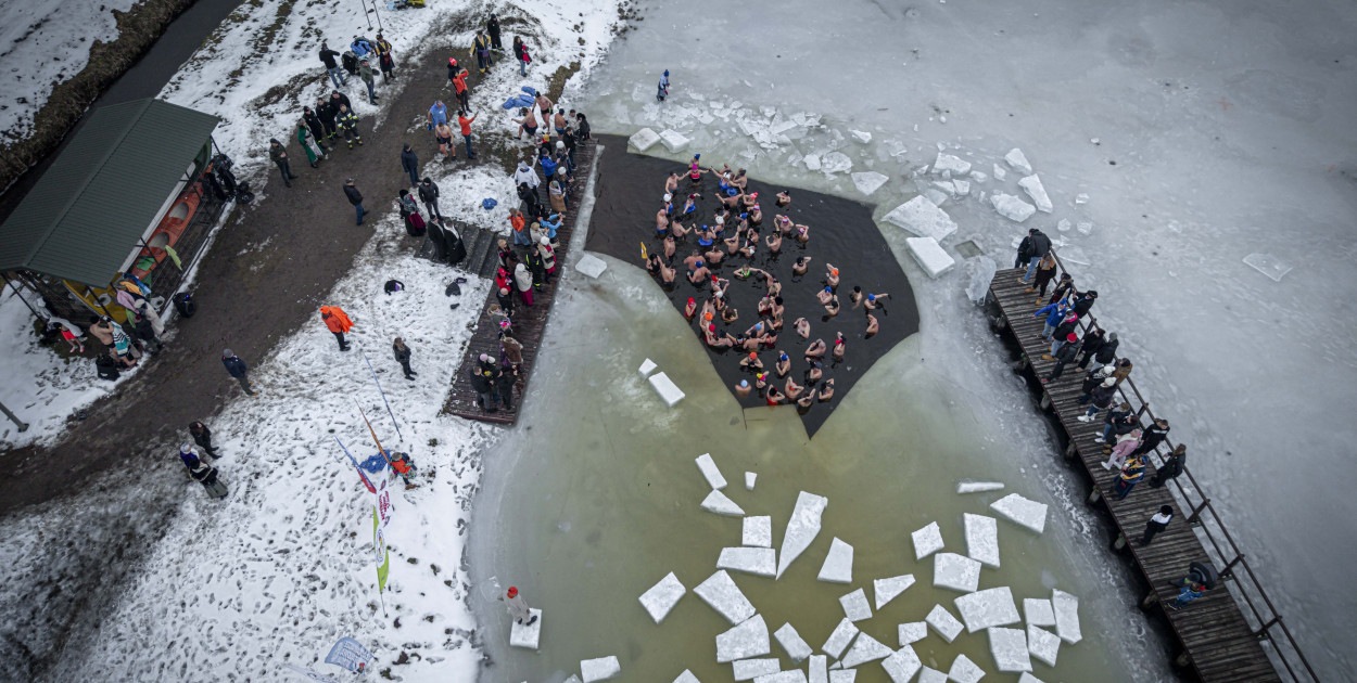 Dziesiątki osób weszły do lodowatej wody w Jarocinie