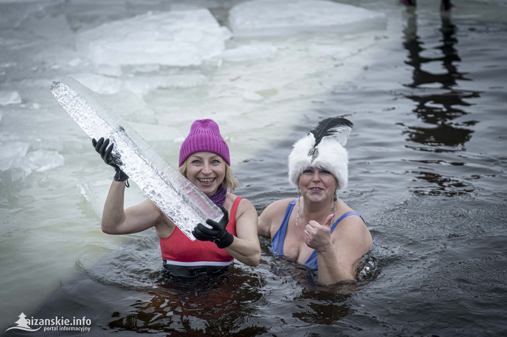Dziesiątki osób weszły do lodowatej wody w Jarocinie