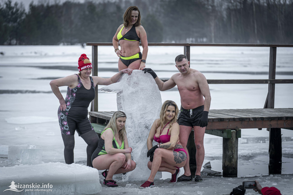 Dziesiątki osób weszły do lodowatej wody w Jarocinie