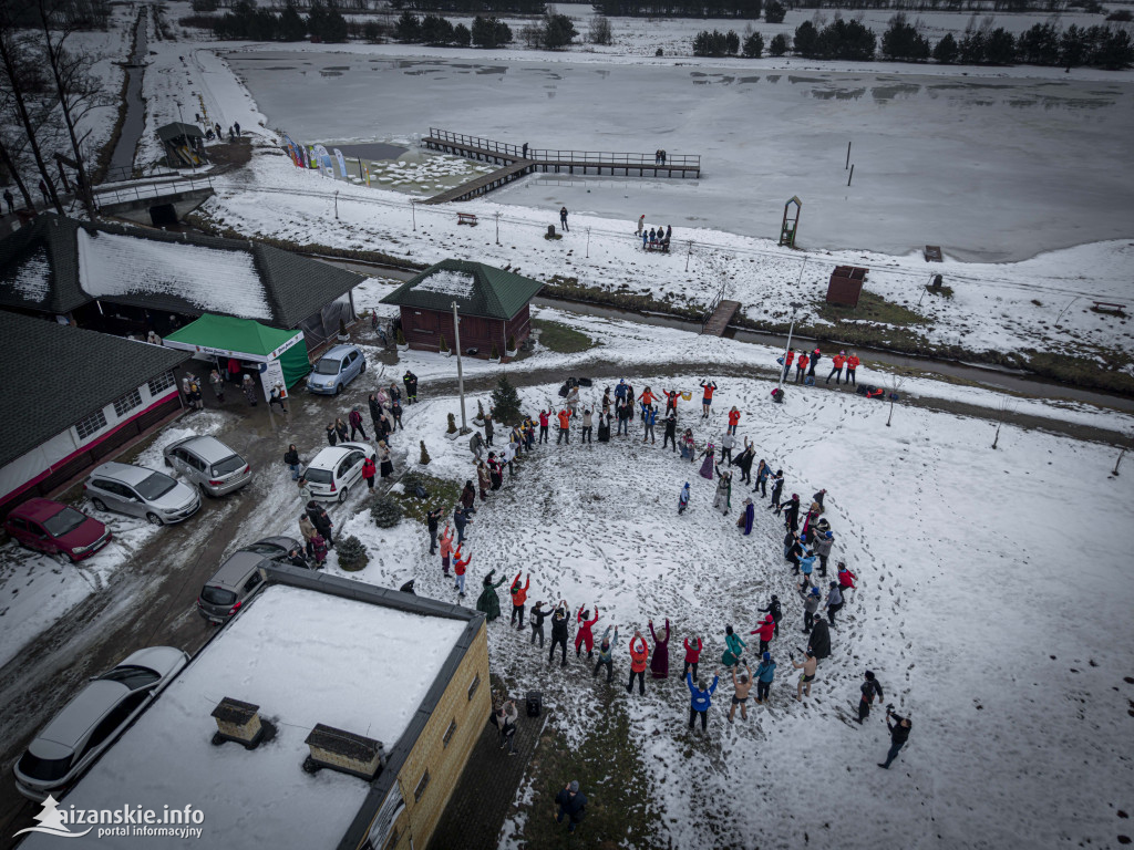 Dziesiątki osób weszły do lodowatej wody w Jarocinie