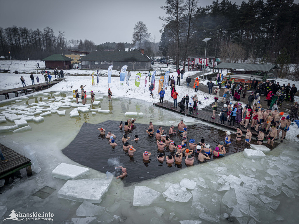 Dziesiątki osób weszły do lodowatej wody w Jarocinie